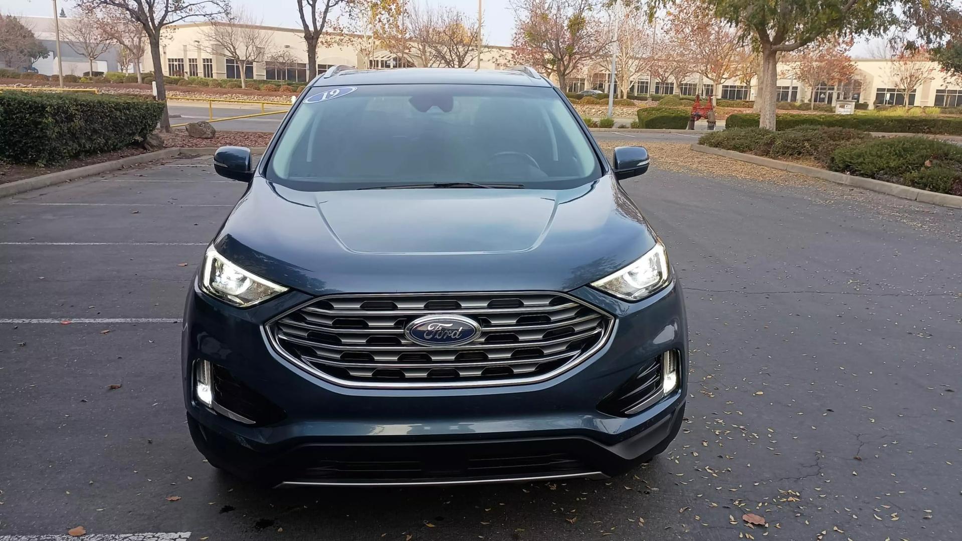 2019 Ford Edge SEL photo 2