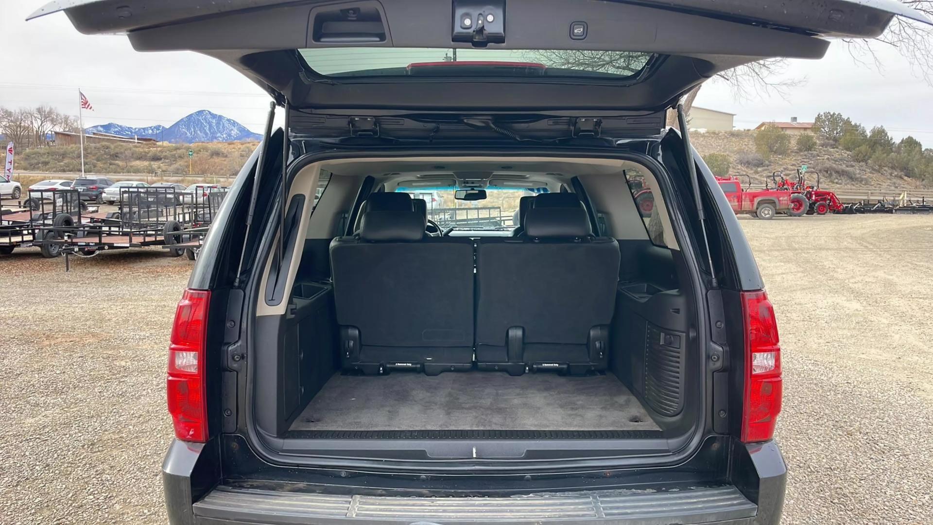 2011 Chevrolet Suburban LT photo 12