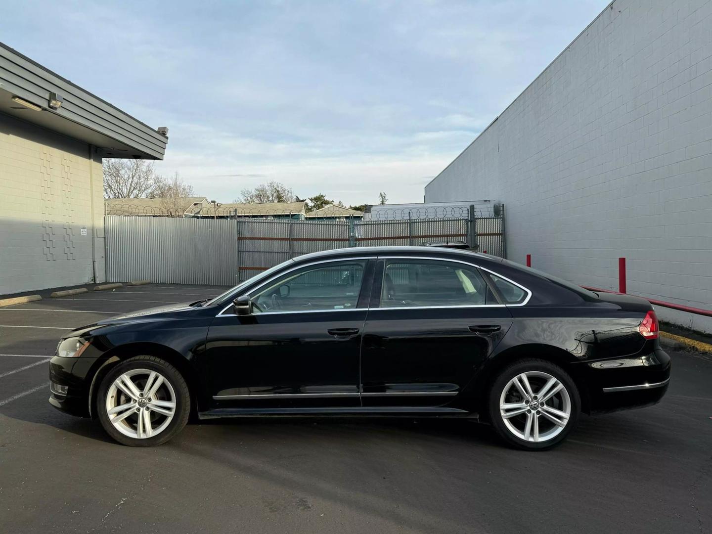 2014 Volkswagen Passat SEL Premium photo 6