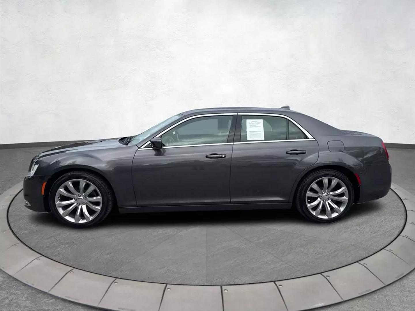 2018 Chrysler 300 Touring photo 6