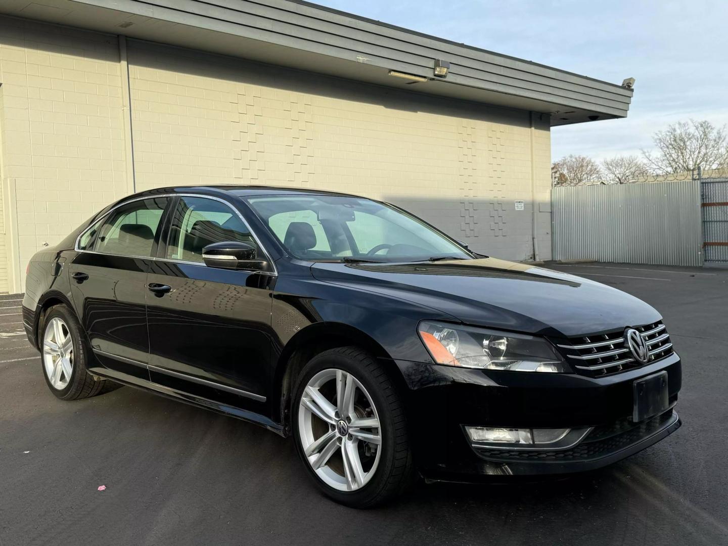 2014 Volkswagen Passat SEL Premium photo 4