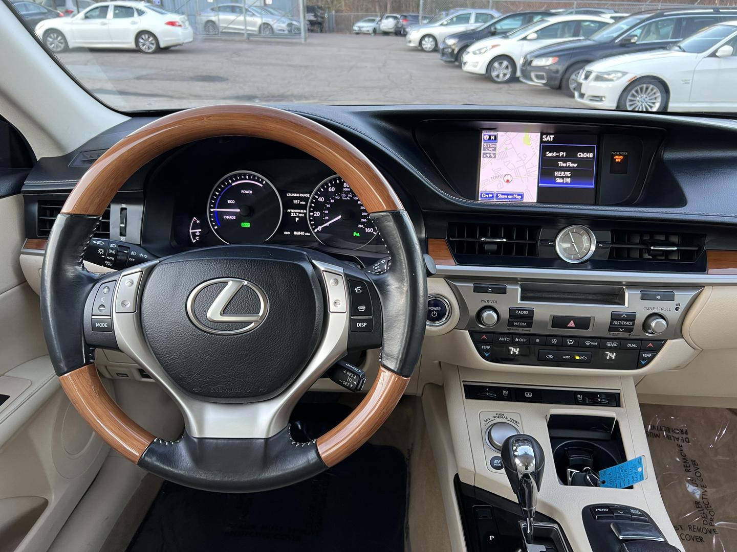 2014 Lexus ES 300h photo 25