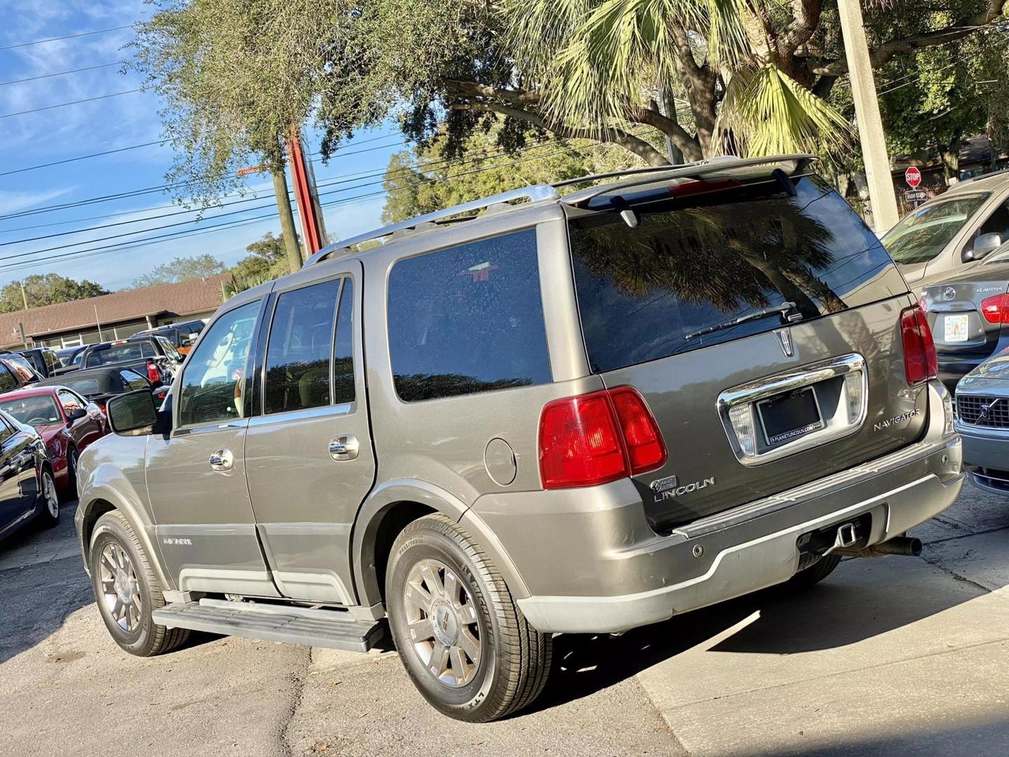 2004 Lincoln Navigator null photo 6