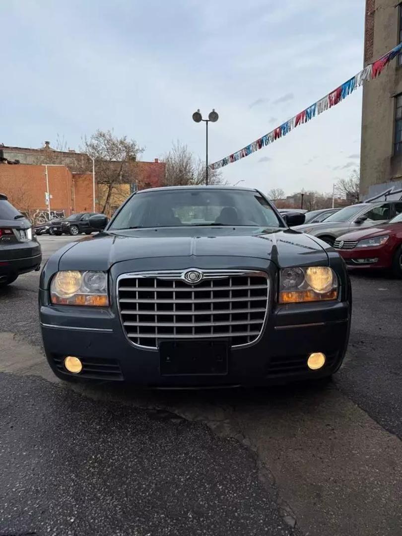 2005 Chrysler 300 Touring photo 2