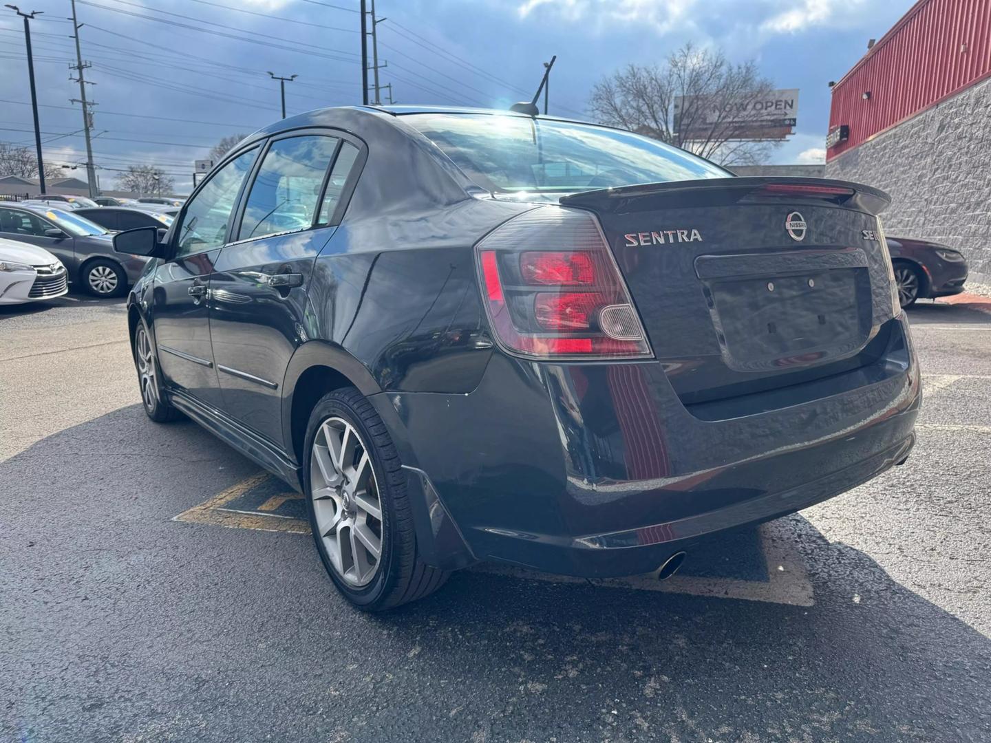 2009 Nissan Sentra SE-R photo 7