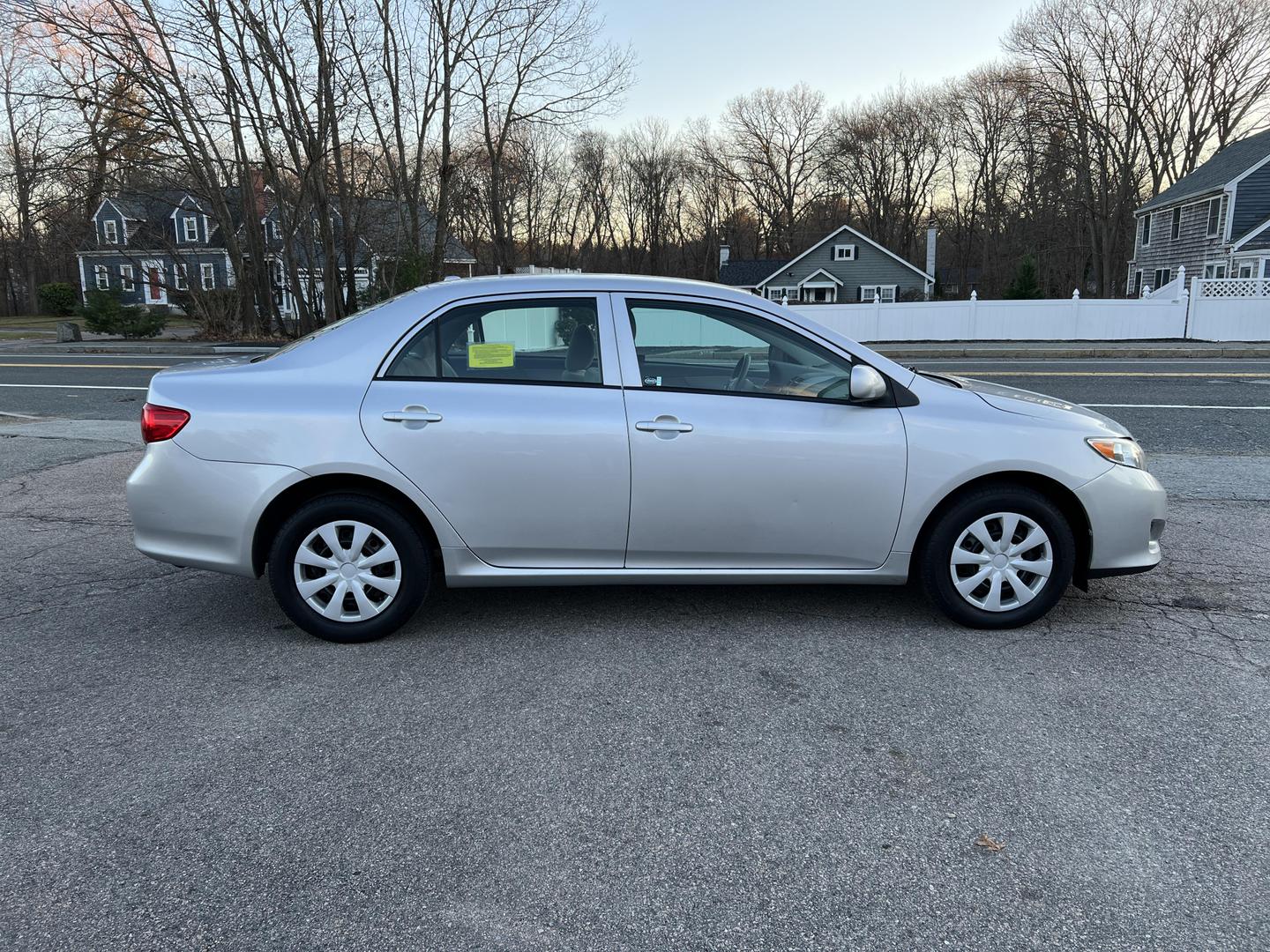 2010 Toyota Corolla LE photo 6