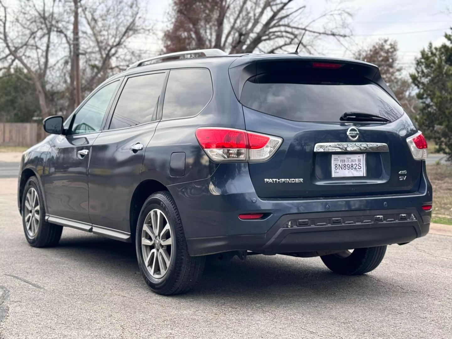 2015 Nissan Pathfinder SV photo 3