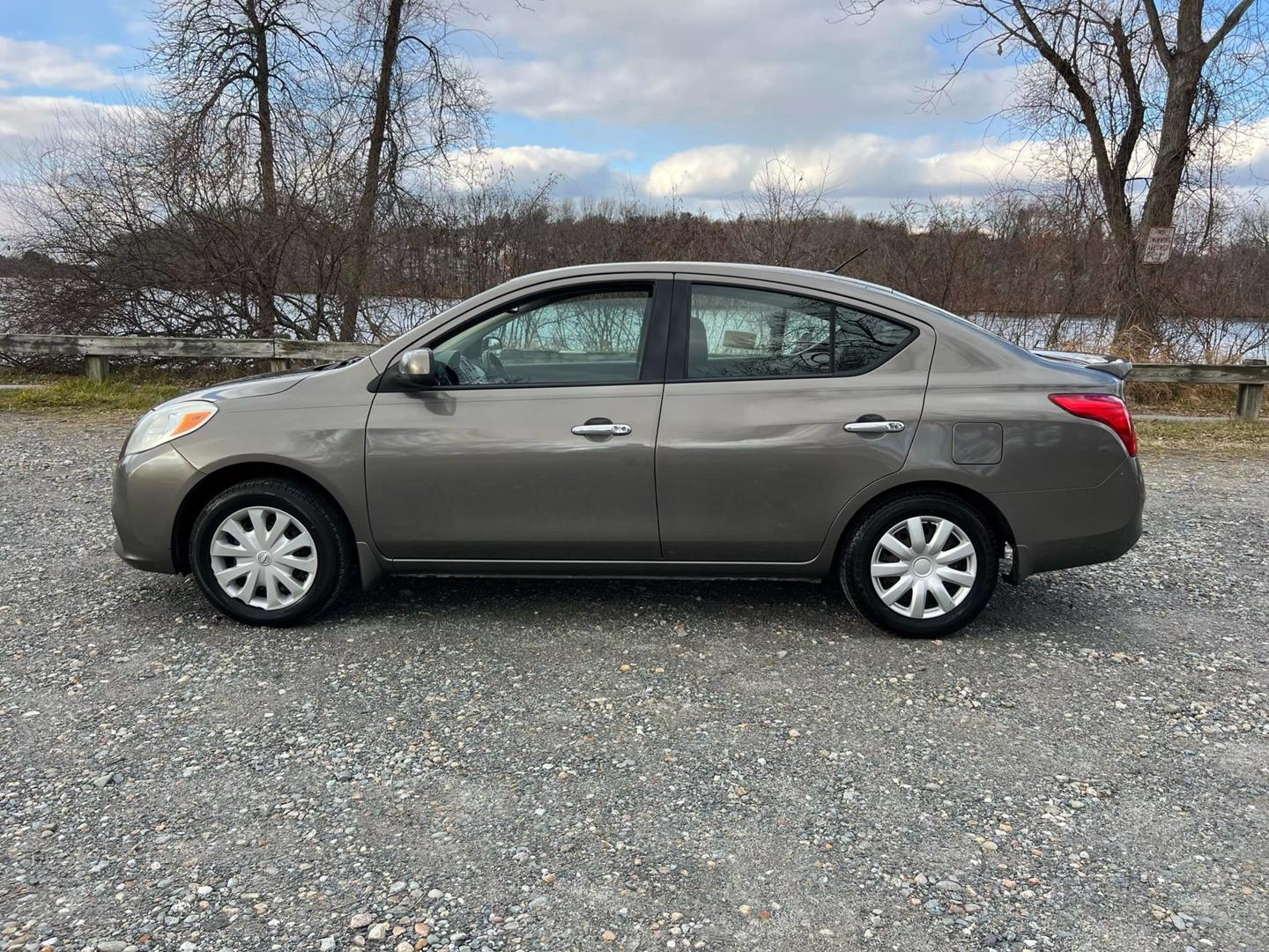 2014 Nissan Versa Sedan SV photo 8