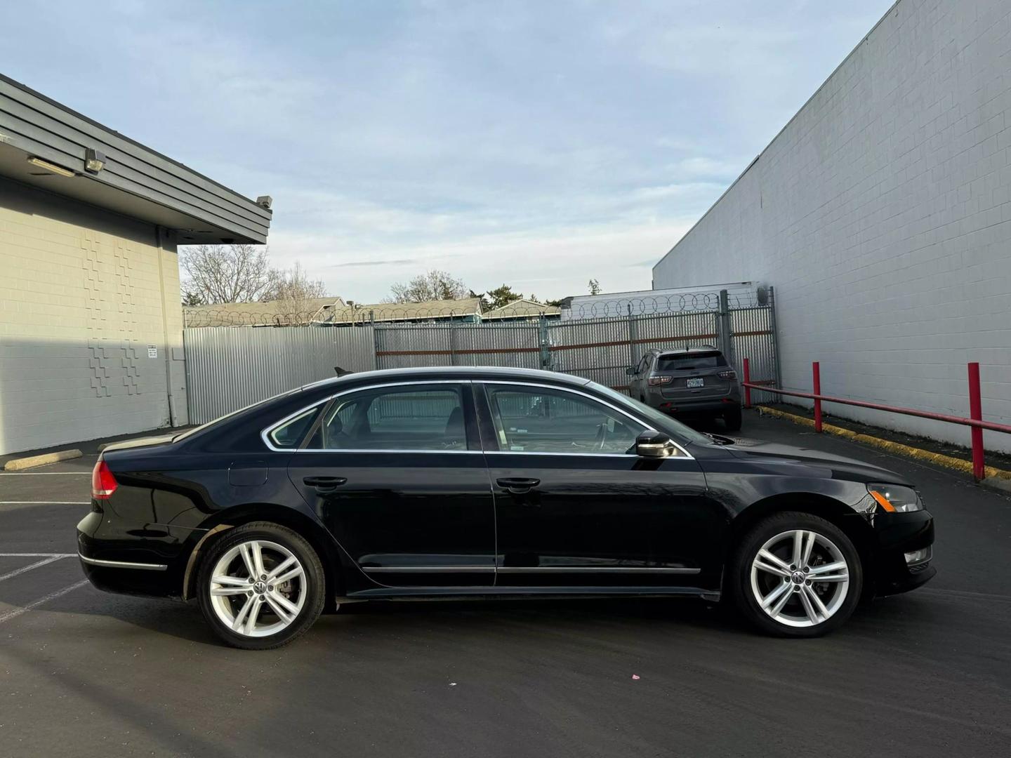 2014 Volkswagen Passat SEL Premium photo 5