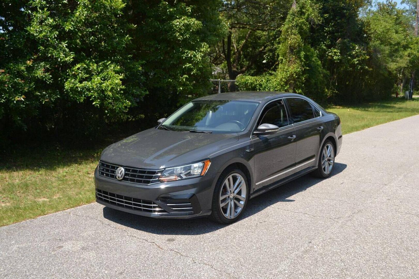 2017 Volkswagen Passat R-Line photo 2