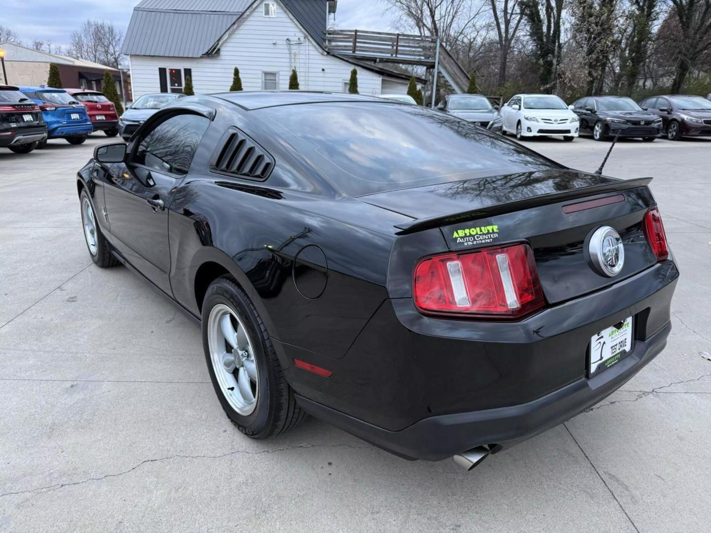 2011 Ford Mustang V6 photo 3