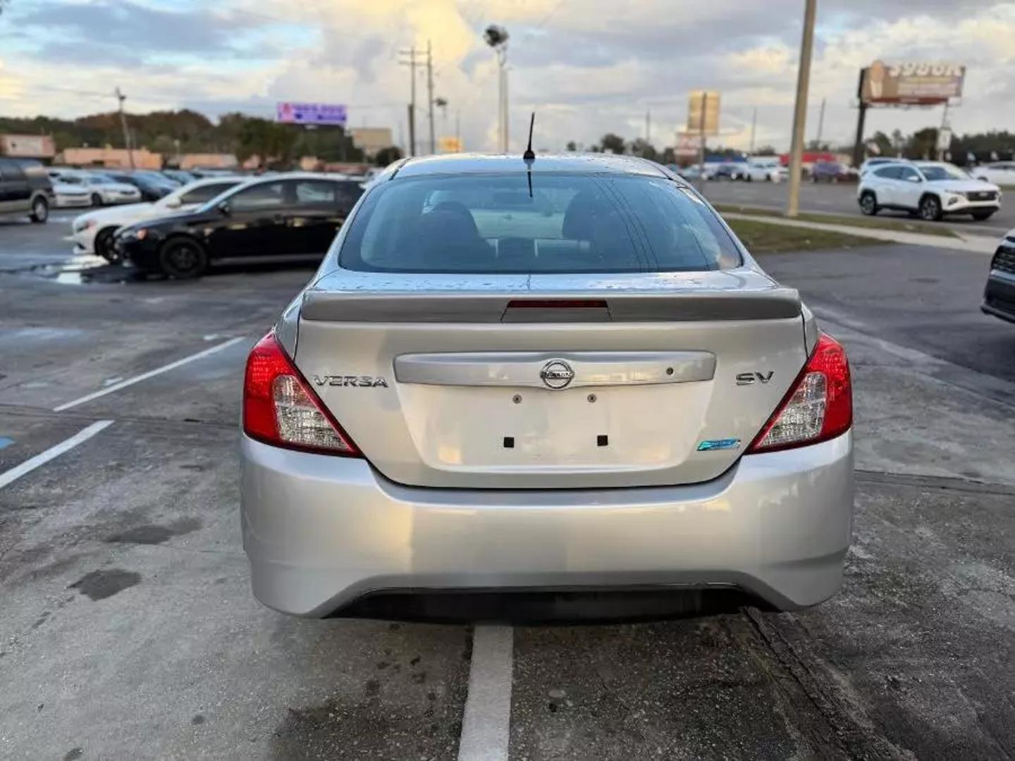 2016 Nissan Versa Sedan SV photo 6