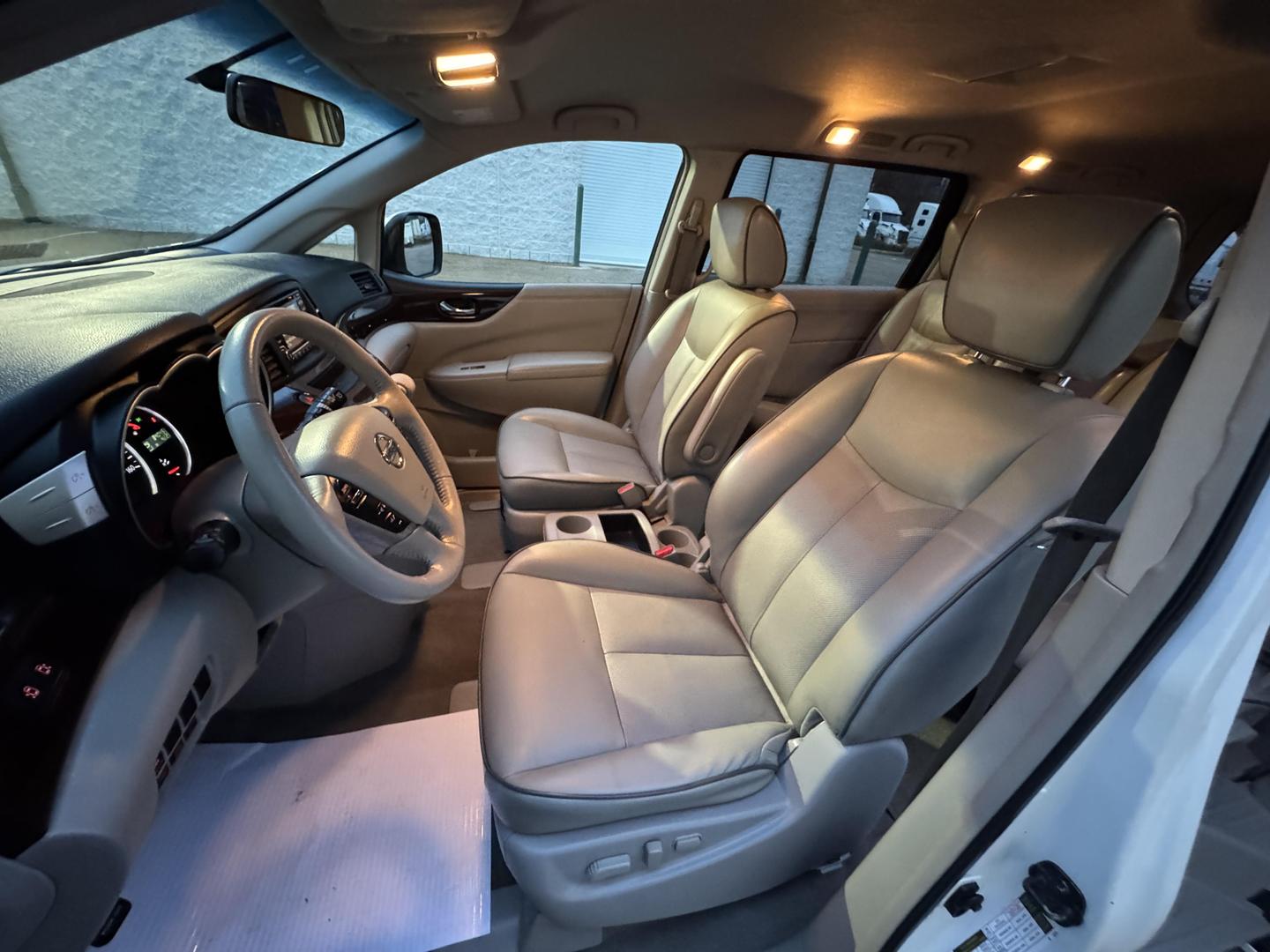 2015 Nissan Quest SV photo 14