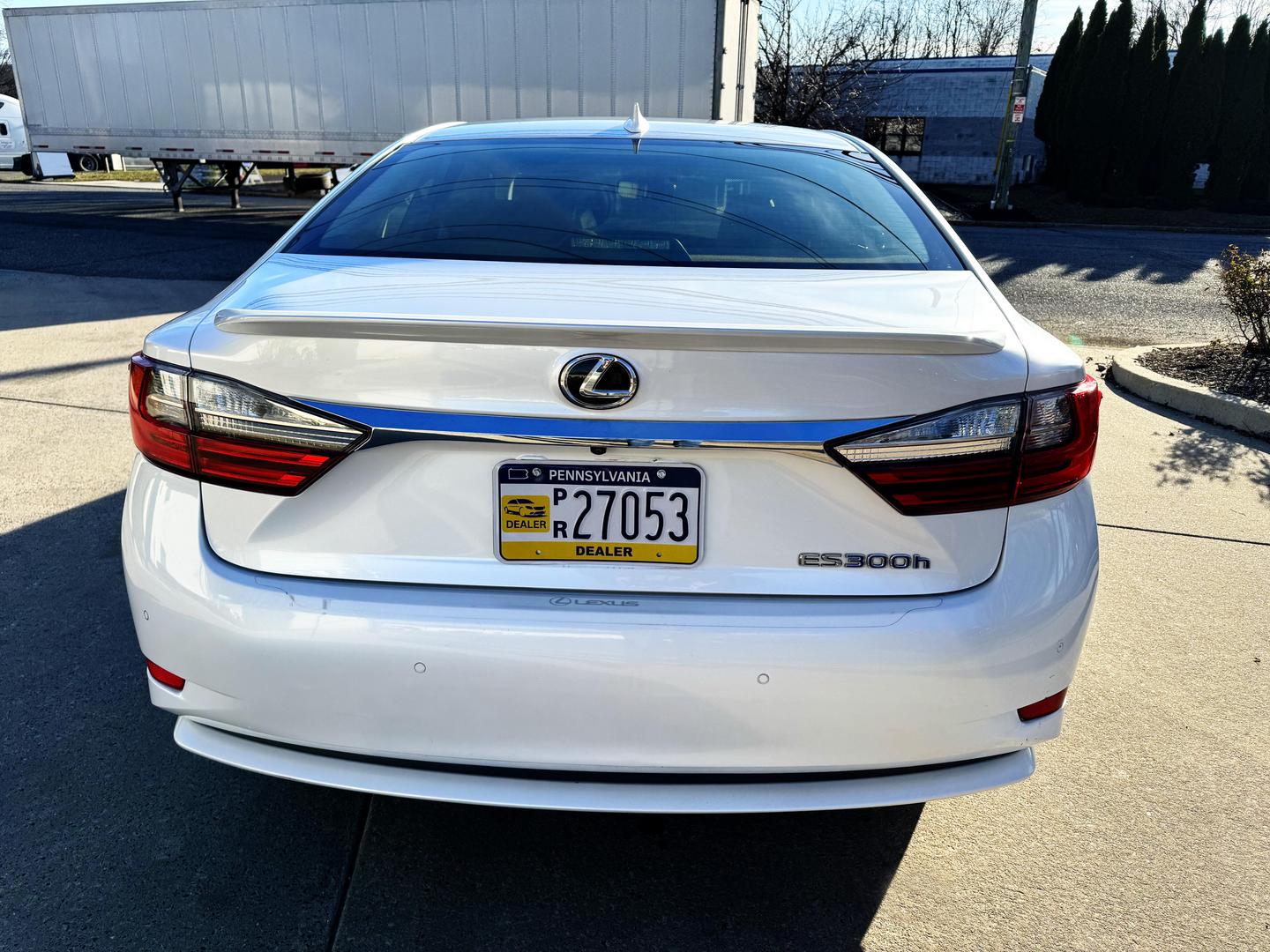 2016 Lexus ES 300h photo 4