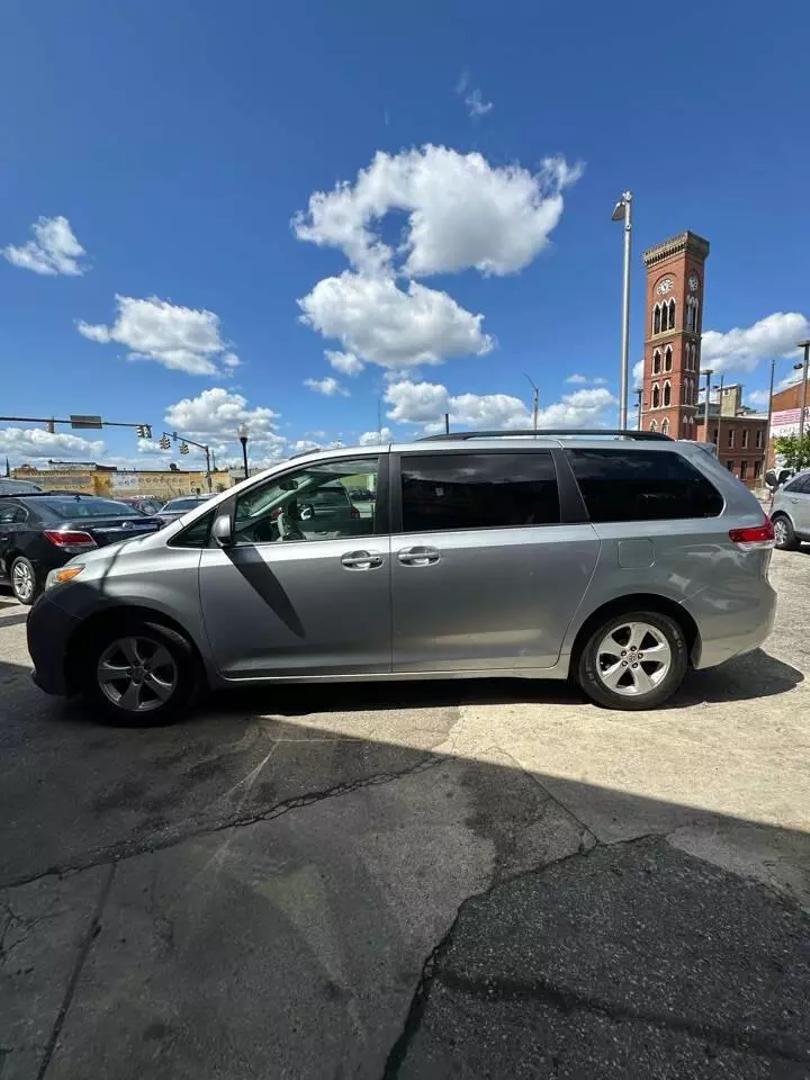 2011 Toyota Sienna LE photo 4