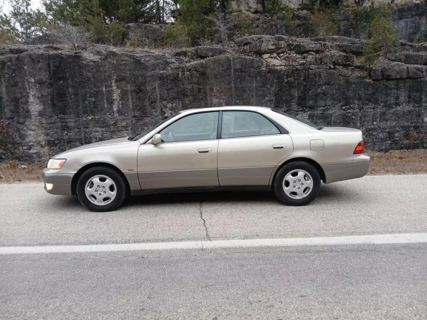 1999 Lexus ES 300 photo 2