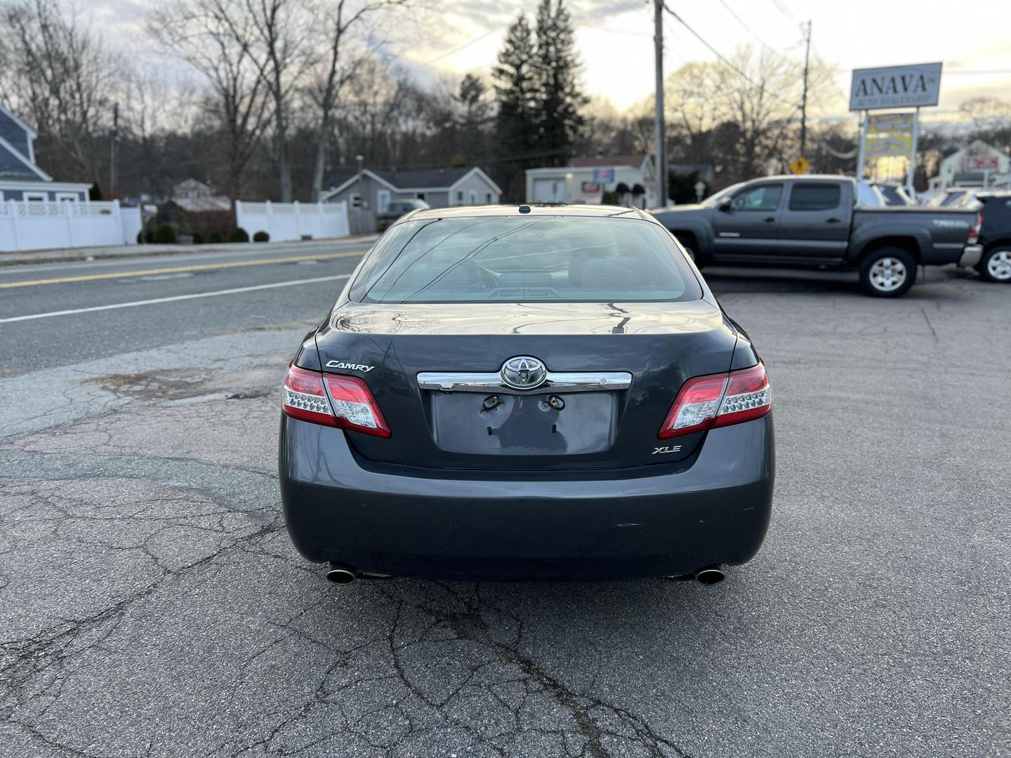 2011 Toyota Camry XLE photo 4