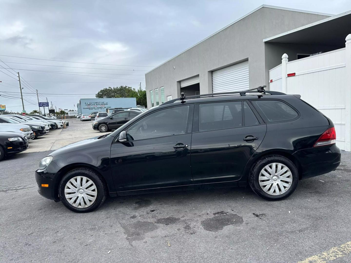 2013 Volkswagen Jetta SportWagen SE photo 2