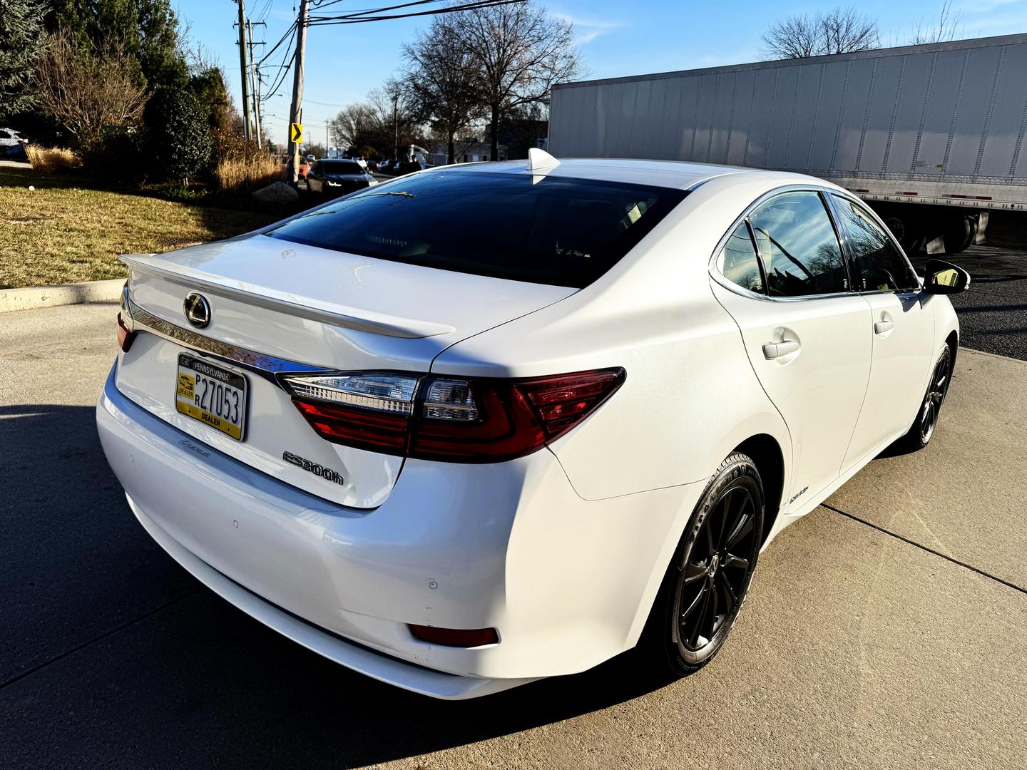 2016 Lexus ES 300h photo 3