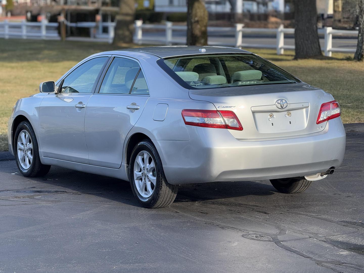 2011 Toyota Camry LE photo 9