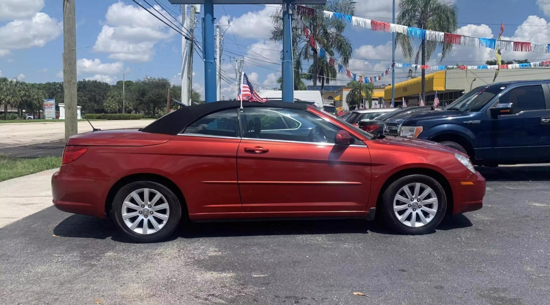 2010 Chrysler Sebring Touring photo 2