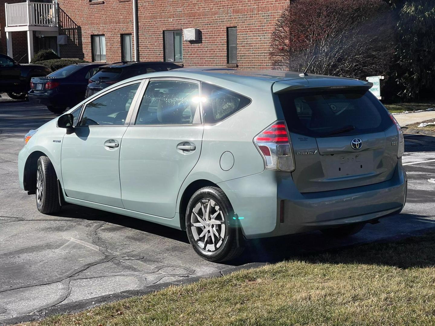 2016 Toyota Prius v Five photo 7