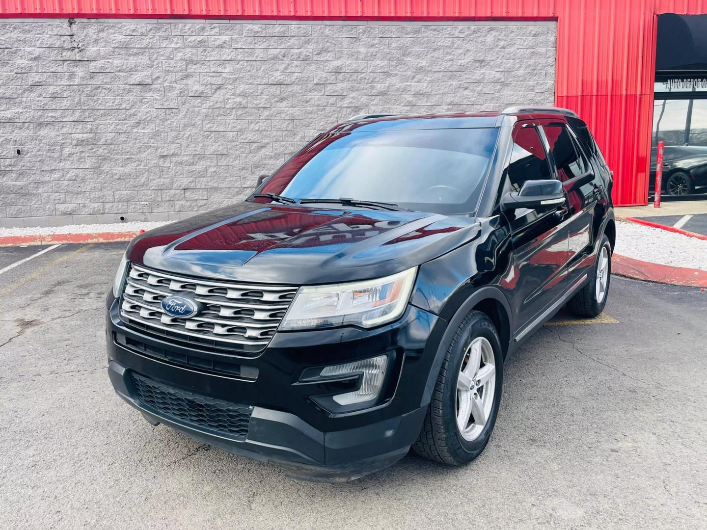 2017 Ford Explorer XLT photo 2