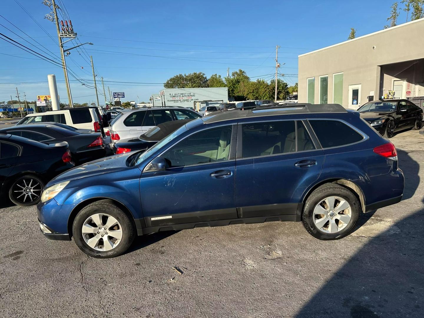 2010 Subaru Outback I Limited photo 2