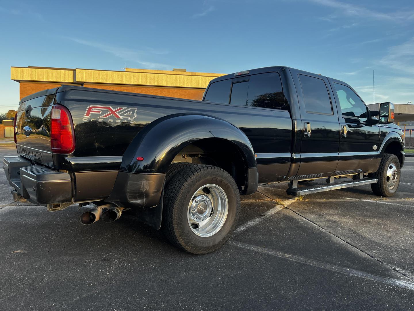 2016 Ford F-350 Super Duty Lariat photo 4