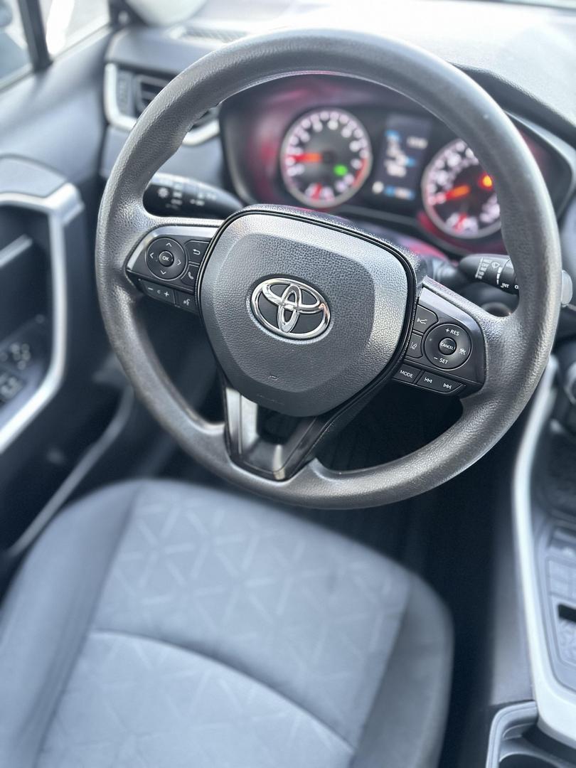 2021 Toyota RAV4 XLE photo 5