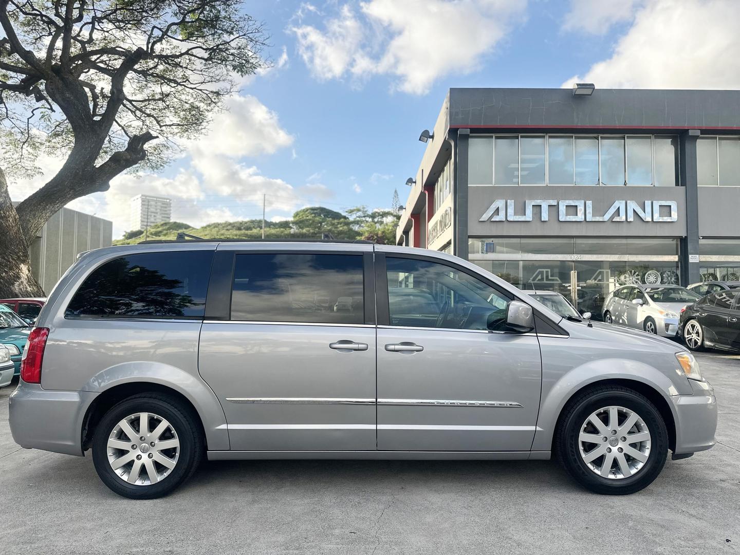 2014 Chrysler Town & Country Touring photo 4