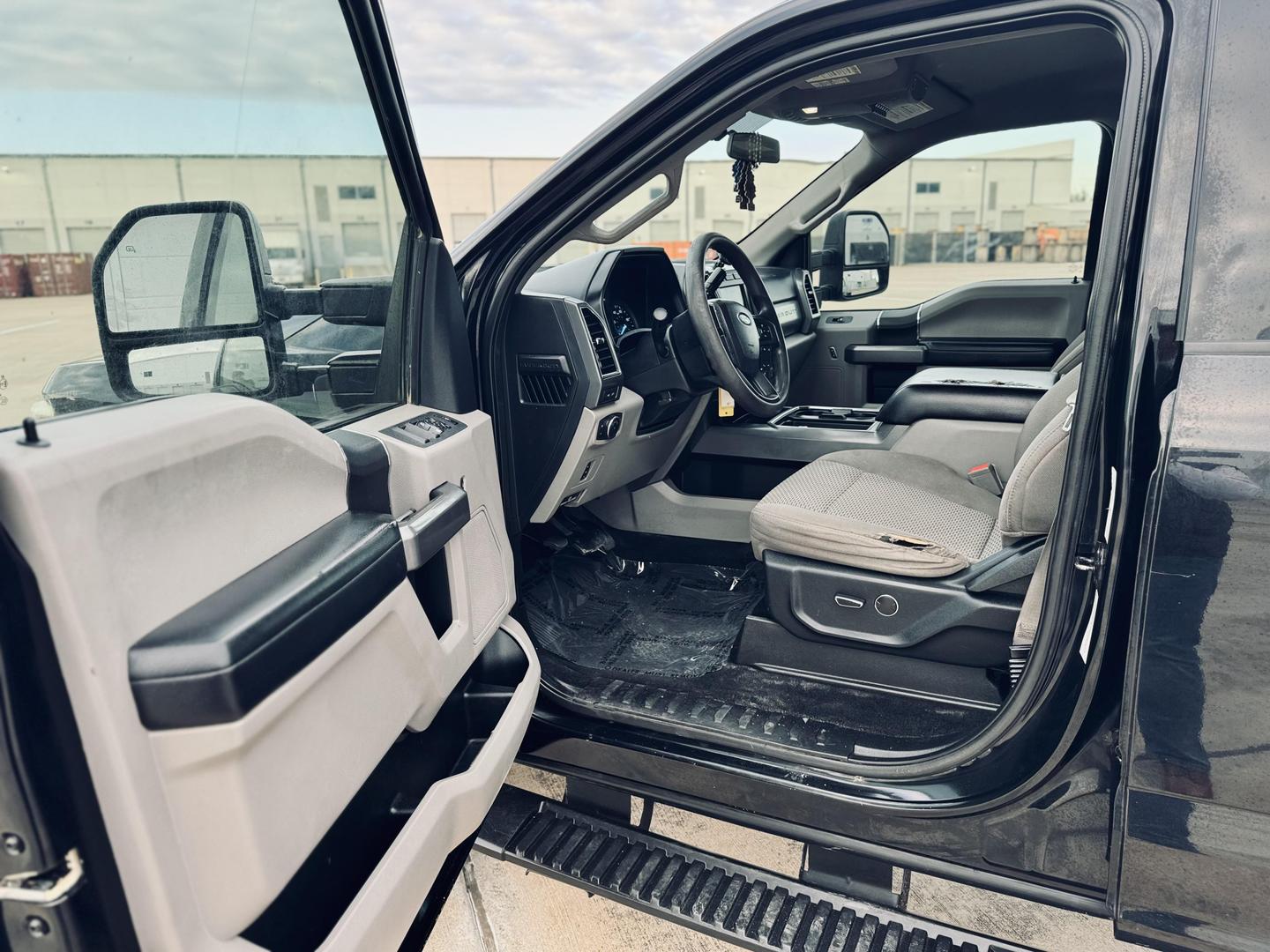 2019 Ford F-350 Super Duty XLT photo 18