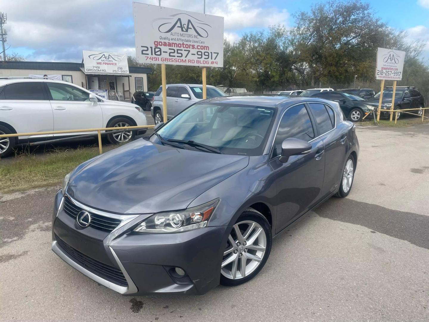 Lexus CT's photo