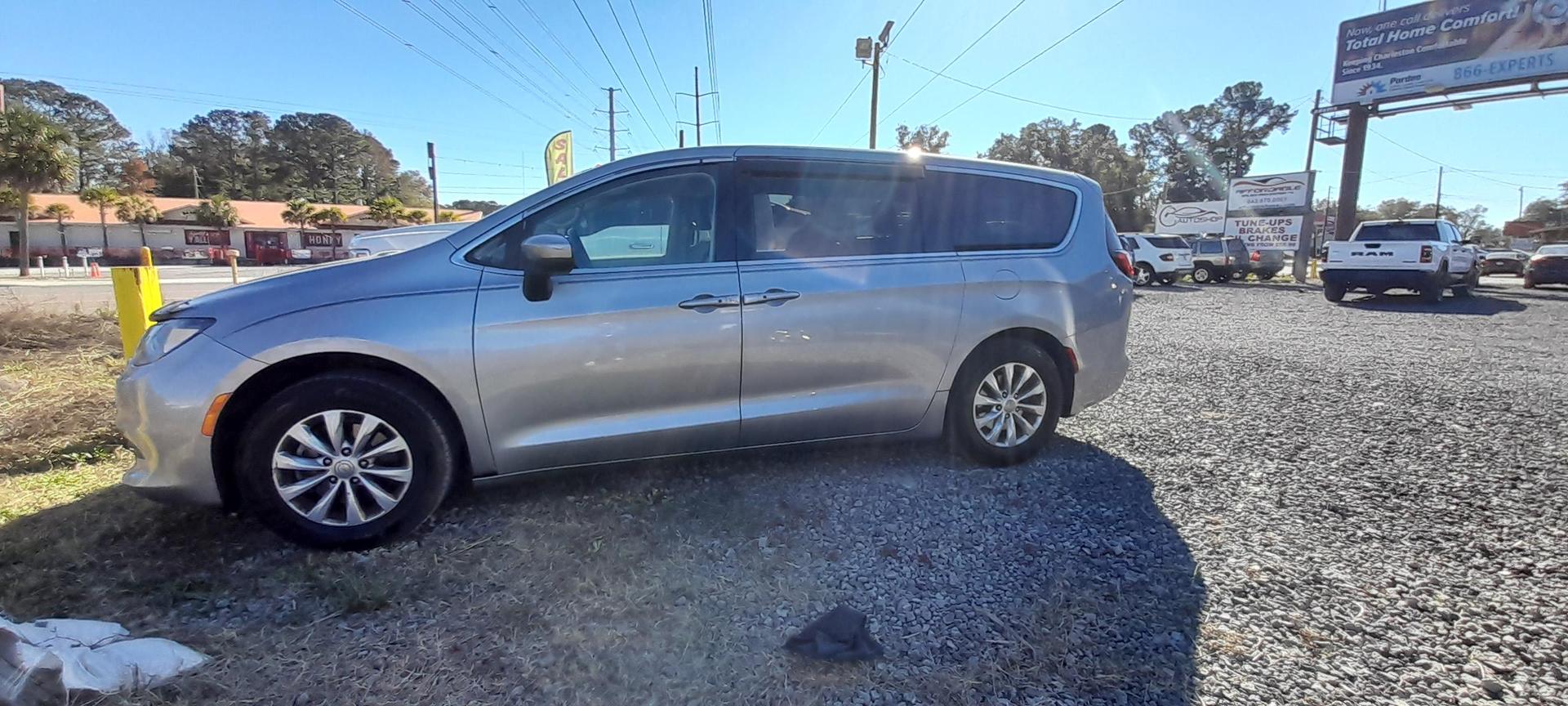 2017 Chrysler Pacifica Touring photo 4