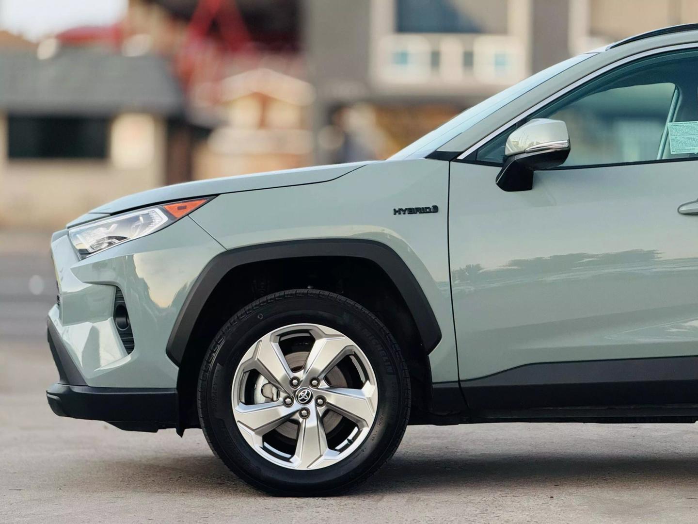 2021 Toyota RAV4 XLE Premium photo 9