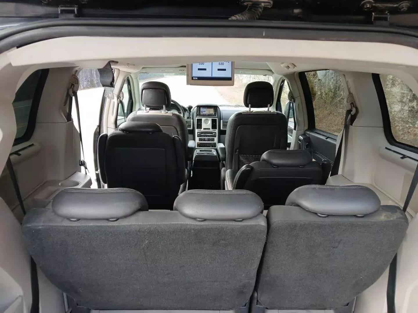 2010 Chrysler Town & Country Touring Plus photo 18