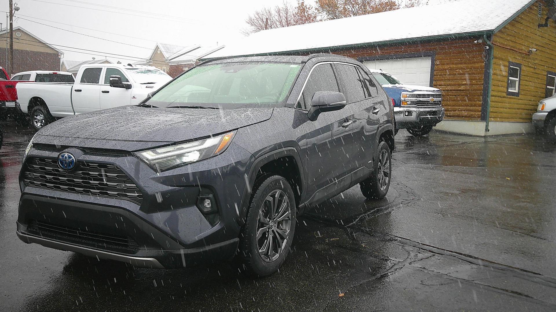 2022 Toyota RAV4 Limited photo 4