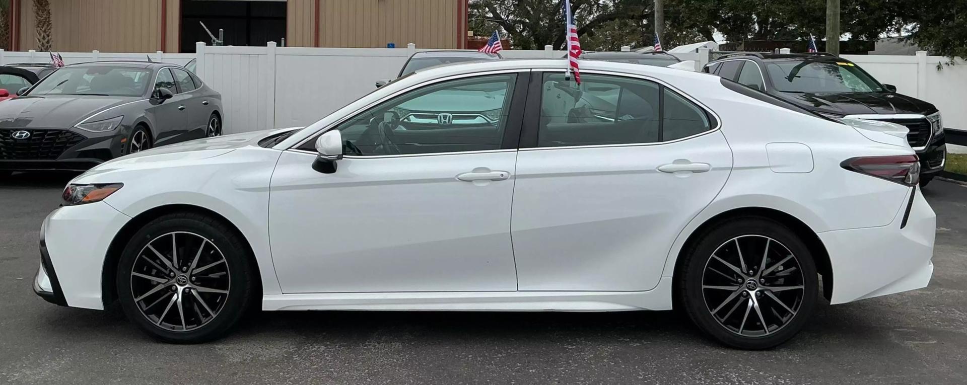 2022 Toyota Camry SE photo 6