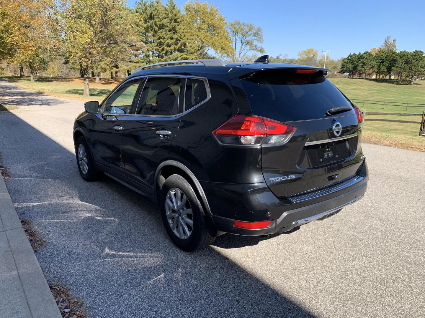 2019 Nissan Rogue SV photo 4