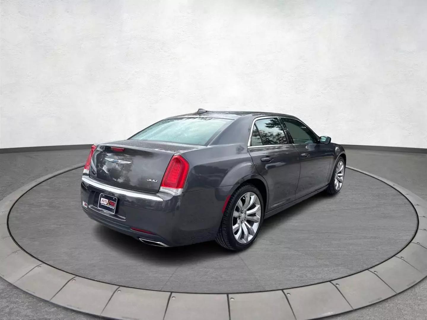 2018 Chrysler 300 Touring photo 3