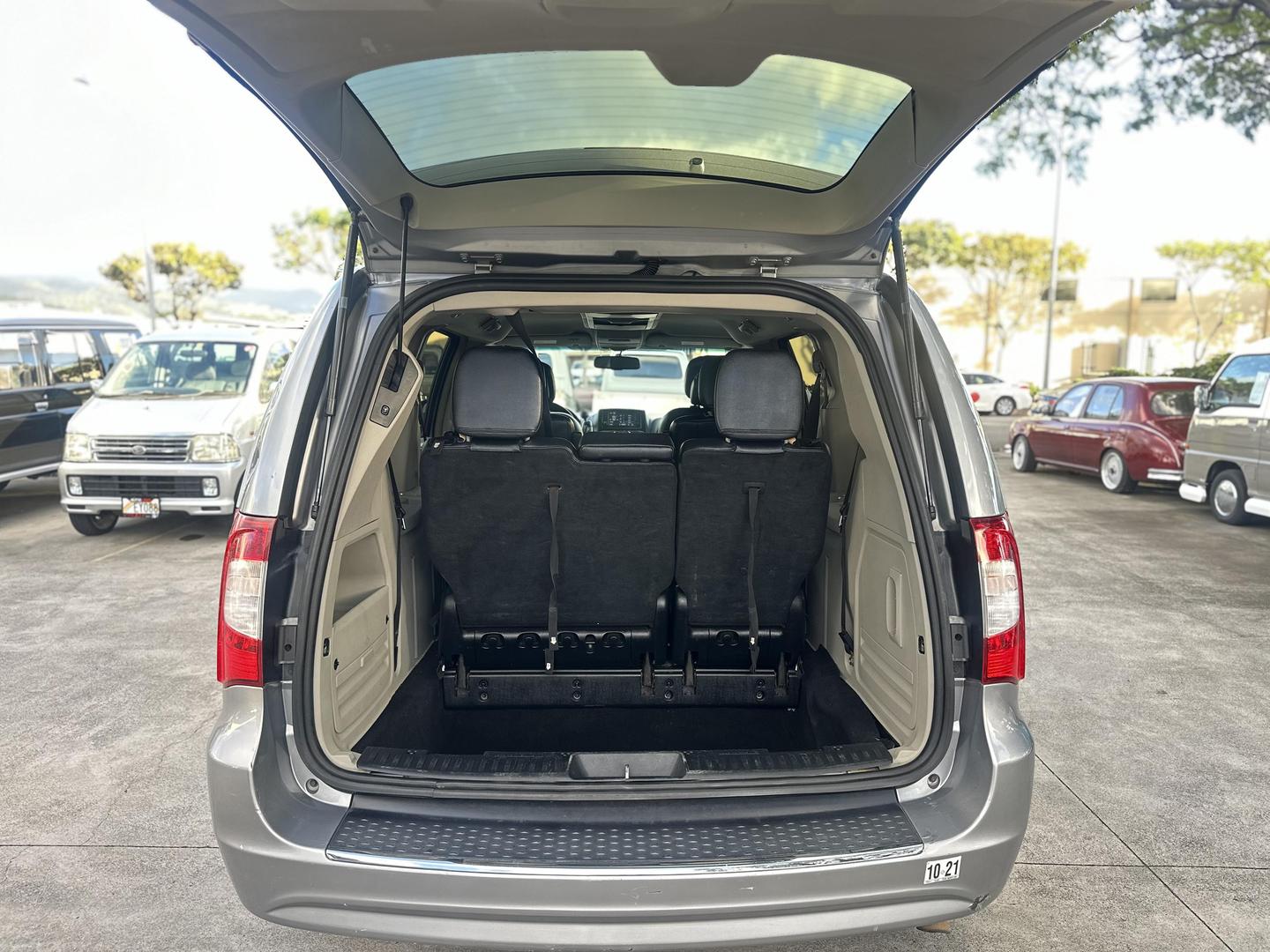 2014 Chrysler Town & Country Touring photo 17