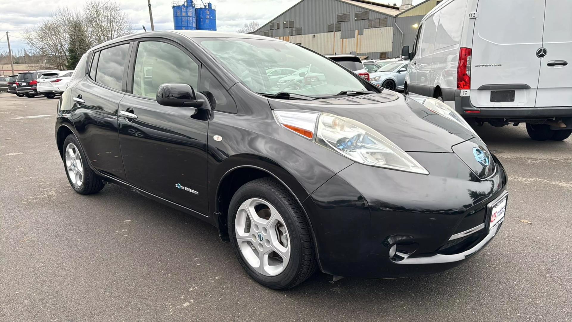 Nissan LEAF's photo