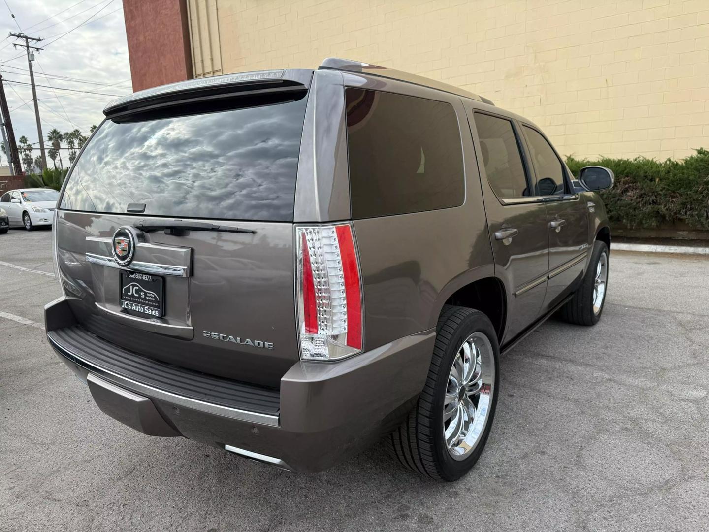 2013 Cadillac Escalade Premium photo 13