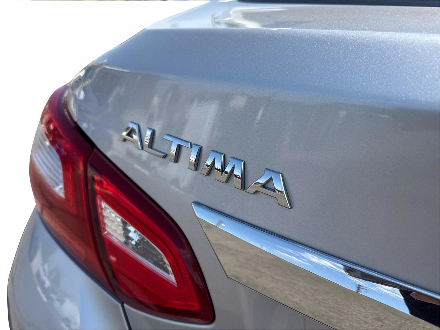 2017 Nissan Altima SV photo 23