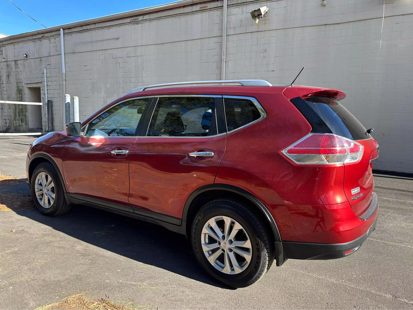 2016 Nissan Rogue SV photo 2