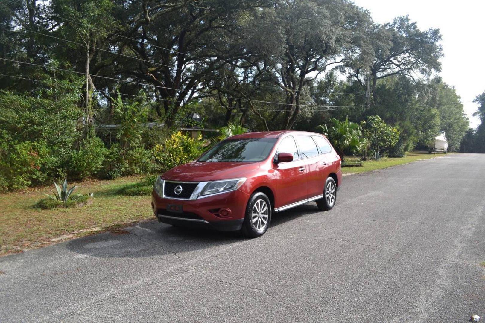 2013 Nissan Pathfinder SV photo 2