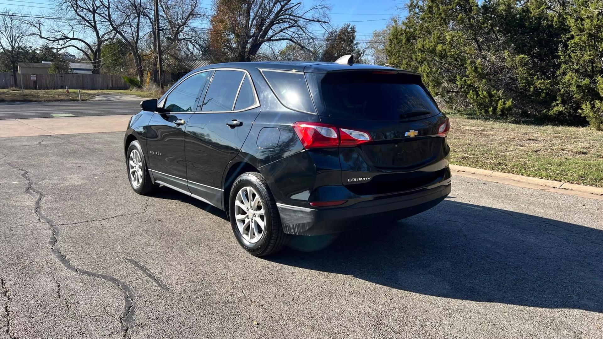 2019 Chevrolet Equinox LS photo 3