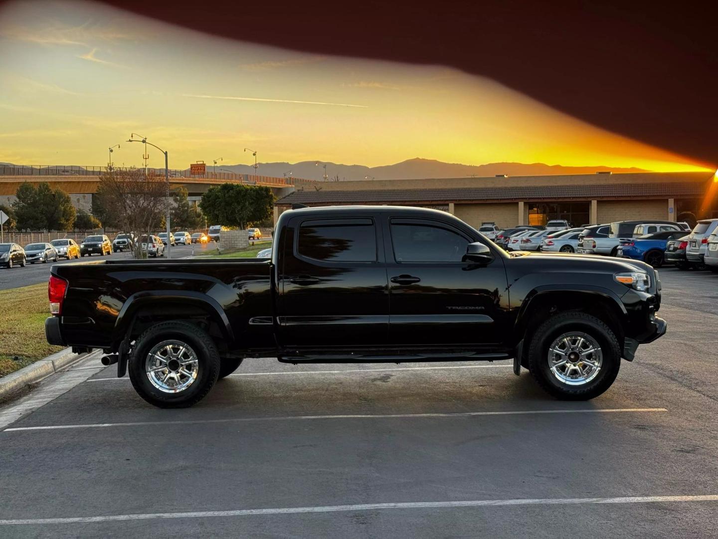 2017 Toyota Tacoma SR5 photo 6