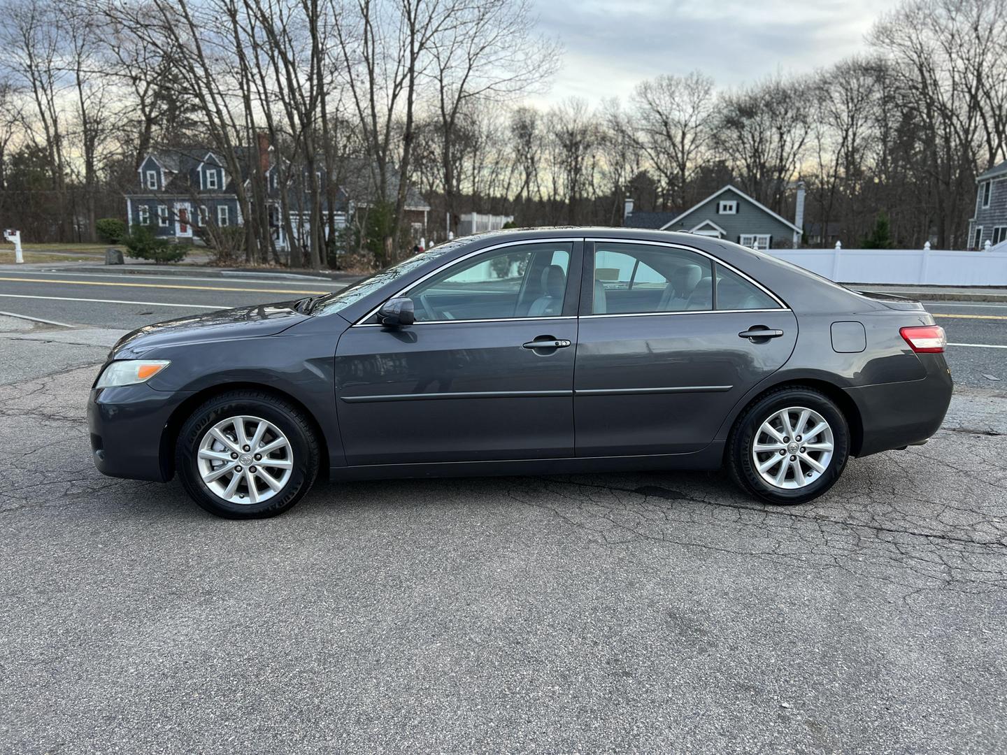 2011 Toyota Camry XLE photo 2