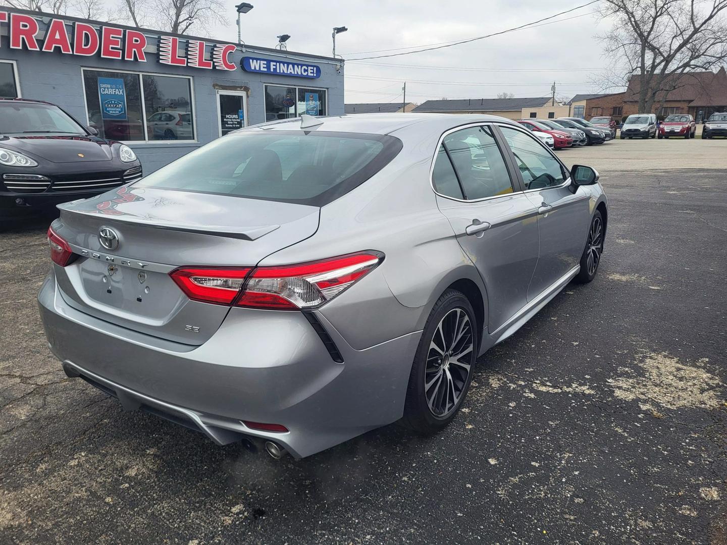 2020 Toyota Camry SE photo 5